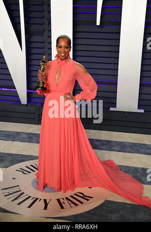 Regina King avec son Oscar du meilleur second rôle féminin participant à la Vanity Fair Oscar Party organisée à l'Annenberg Center for the Performing Arts à Beverly Hills, Los Angeles, Californie, USA. Banque D'Images