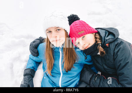 Deux jeunes amies à l'extérieur en hiver - outdoor lifestyle fashion portrait de deux jolies filles joyeux amis, souriant et s'amusant Banque D'Images