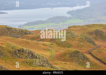 Loughrigg tomba et vue sur le lac Windermere dans le parc national de Lake District, Cumbria, Angleterre Banque D'Images