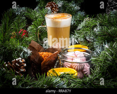 La nouvelle année et gâteau de Noël, café, meringue et orange sur la table. Fête de Noël cupcake. Banque D'Images