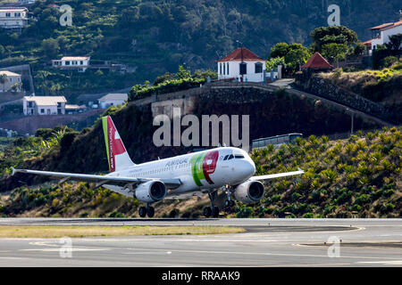 Air Portugal Airbus A319 à l'atterrissage à Cristiano Ronaldo (Funchal), l'aéroport de Madère, au Portugal. Banque D'Images