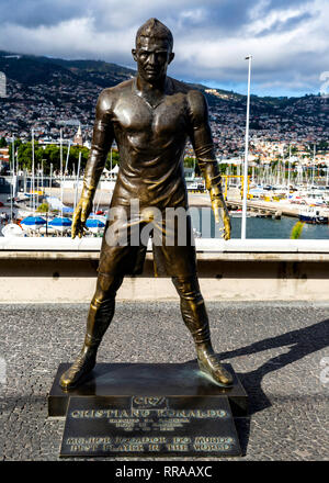 La statue de Cristiano Ronaldo sur le front de l'extérieur de la CR7 Museum, Funchal Madeira, Portugal. Banque D'Images