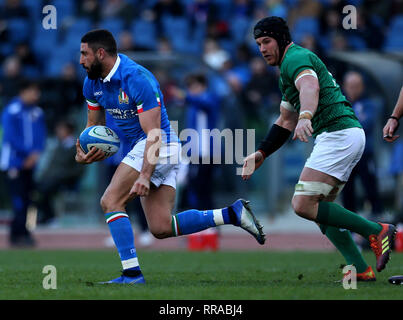 Italie Tito Tebaldi pendant l'hymne national de la nation avant le match au cours de la Guinness 6 Nations match au Stadio Olimpico, Rome, Italie. Banque D'Images