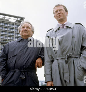 TATORT / Baranskis Geschäft / BRD 1985 / Jürgen Roland / HORST BOLLMANN und GERNOT ENDEMANN (die beiden Kommissare Delius und Rothaus) 31869 / Überschrift : TATORT / BRD 1985 Banque D'Images