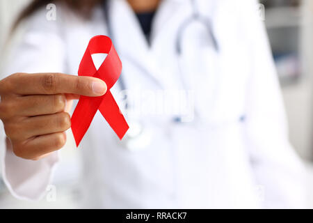 Black woman doctor holding un ruban rouge Banque D'Images