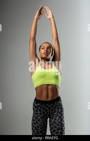 Charmante jeune femme en bonne santé faisant l'entraînement physique Banque D'Images