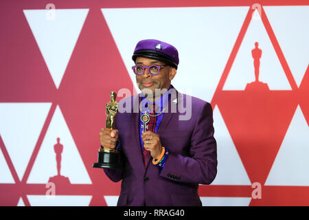 Los Angeles, USA. Feb 24, 2019. Spike Lee, lauréat du prix du meilleur scénario adapté pour les 'BlacKkKlansman", pose dans la salle de presse au cours de la 91e Academy Awards au Dolby Theatre de Los Angeles, États-Unis, le 24 février 2019. Crédit : Li Ying/Xinhua/Alamy Live News Banque D'Images