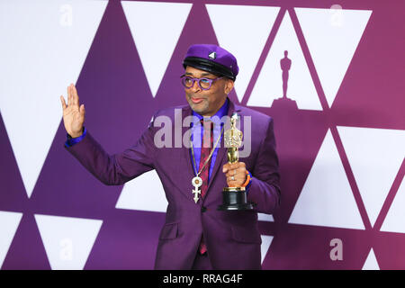 Los Angeles, USA. Feb 24, 2019. Spike Lee, lauréat du prix du meilleur scénario adapté pour les 'BlacKkKlansman", pose dans la salle de presse au cours de la 91e Academy Awards au Dolby Theatre de Los Angeles, États-Unis, le 24 février 2019. Crédit : Li Ying/Xinhua/Alamy Live News Banque D'Images