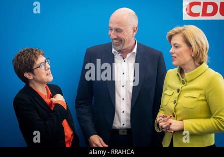 25 février 2019, Berlin : Annegret Kramp-Karrenbauer (L), l'Union chrétienne-démocrate d'Allemagne (CDU) Présidente, Carsten Meyer-Heder (C), (CDU) le premier candidat pour les élections des citoyens de Brême, et Julia Klockner (CDU), Ministre fédéral de l'alimentation et l'Agriculture, de l'arriver d'assister à la réunion du conseil d'administration de la CDU à la Maison Konrad Adenauer. Photo : Kay Nietfeld/dpa Banque D'Images