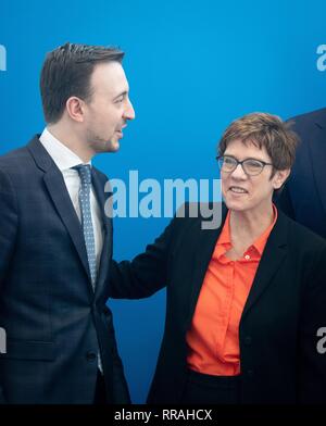 25 février 2019, Berlin : Annegret Kramp-Karrenbauer (R), l'Union chrétienne-démocrate d'Allemagne (CDU), présidente et Paul Ziemiak, Secrétaire général de la CDU arrivent à assister à la réunion du conseil d'administration de la CDU à la Maison Konrad Adenauer. Photo : Kay Nietfeld/dpa Banque D'Images