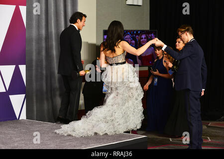 Los Angeles, USA. Feb 24, 2019. Les producteurs de 'gratuitement', Elizabeth Chai Vasarhelyi, Jimmy Chin, Evan Hayes et Shannon Dill posent à la 91 Awards dans la salle de presse pendant au Hollywood and Highland le 24 février 2019 à Hollywood, Californie Crédit : Tsuni/USA/Alamy Live News Banque D'Images