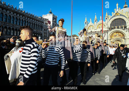 Venise, Italie. Feb 23, 2019. L'hommage que le Doge portées par an à douze belles filles vénitiennes, en leur donnant généreusement pour le mariage avec le bijoux dogali a été renouvelé aujourd'hui avec la "Festa delle Marie', un rendez-vous de la tradition vénitienne. L'événement a démarré en début d'après-midi avec le défilé des filles, accompagné par des groupes costumés, de San Piero di Castello le long de la Riva degli Schiavoni jusqu'à l'étape de la Piazza San Marco où la présentation officielle du Carnaval de partie de Prince Maurice Agosti. Agence Photo crédit : indépendante/Alamy Live News Banque D'Images