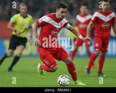 Düsseldorf, Deutschland. Feb 23, 2019. firo : 23.02.2019 Football, 2.Bundesliga, la saison 2018/2019, Fortuna Düsseldorf Düsseldorf - 1.FC Nuremberg Nuremberg 2 : 1 Kaan Ayhan, simple action | Conditions de crédit dans le monde entier : dpa/Alamy Live News Banque D'Images