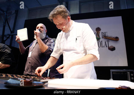 Bruxelles, Belgique. Feb 24, 2019. Célèbre chocolatier belge Pierre Marcolini prépare en dessert au chocolat Salon du Chocolat. Credit : ALEXANDROS MICHAILIDIS/Alamy Live News Banque D'Images