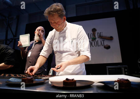 Bruxelles, Belgique. Feb 24, 2019. Célèbre chocolatier belge Pierre Marcolini prépare en dessert au chocolat Salon du Chocolat. Credit : ALEXANDROS MICHAILIDIS/Alamy Live News Banque D'Images