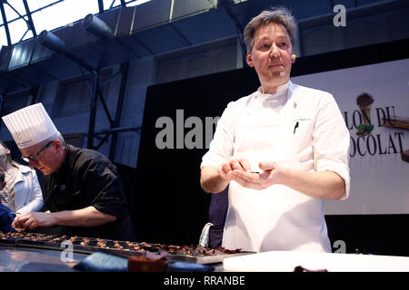 Bruxelles, Belgique. Feb 24, 2019. Célèbre chocolatier belge Pierre Marcolini prépare en dessert au chocolat Salon du Chocolat. Credit : ALEXANDROS MICHAILIDIS/Alamy Live News Banque D'Images