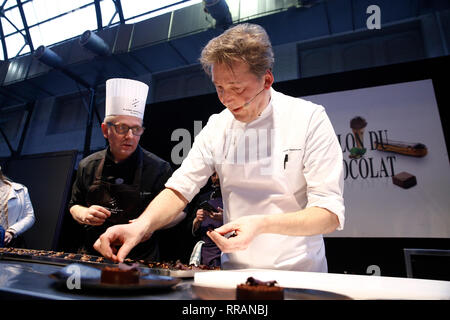 Bruxelles, Belgique. Feb 24, 2019. Célèbre chocolatier belge Pierre Marcolini prépare en dessert au chocolat Salon du Chocolat. Credit : ALEXANDROS MICHAILIDIS/Alamy Live News Banque D'Images