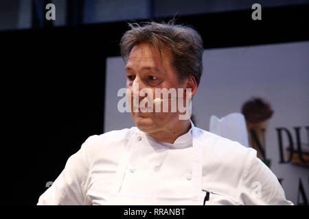 Bruxelles, Belgique. Feb 24, 2019. Célèbre chocolatier belge Pierre Marcolini prépare en dessert au chocolat Salon du Chocolat. Credit : ALEXANDROS MICHAILIDIS/Alamy Live News Banque D'Images