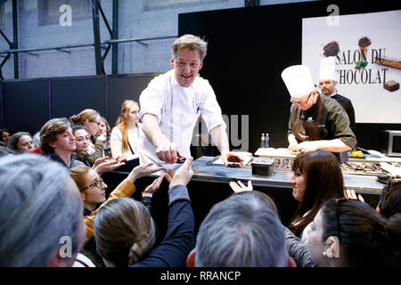 Bruxelles, Belgique. Feb 24, 2019. Célèbre chocolatier belge Pierre Marcolini prépare en dessert au chocolat Salon du Chocolat. Credit : ALEXANDROS MICHAILIDIS/Alamy Live News Banque D'Images