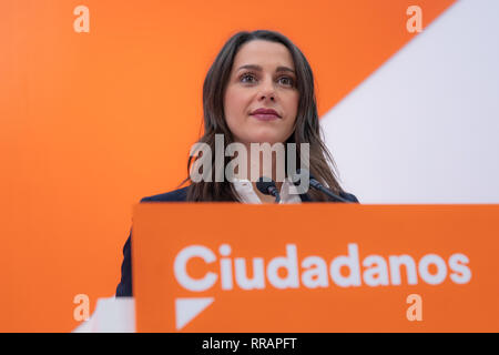 Le porte-parole national et chef de l'opposition en Catalogne, Inés Arrimadas, vu s'exprimant lors d'une conférence de presse à Madrid. Banque D'Images