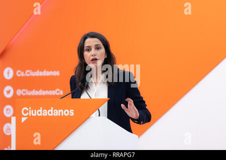 Le porte-parole national et chef de l'opposition en Catalogne, Inés Arrimadas, vu s'exprimant lors d'une conférence de presse à Madrid. Banque D'Images