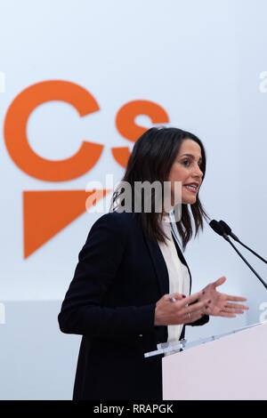 Le porte-parole national et chef de l'opposition en Catalogne, Inés Arrimadas, vu s'exprimant lors d'une conférence de presse à Madrid. Banque D'Images