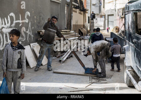 La ville de Gaza, la bande de Gaza, en Palestine. Feb 25, 2019. Les hommes palestiniens sont vus travailler à côté de leur maison dans un camp de réfugiés dans la ville de Gaza. Credit : Mahmoud Issa/SOPA Images/ZUMA/Alamy Fil Live News Banque D'Images