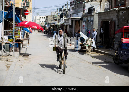 La ville de Gaza, la bande de Gaza, en Palestine. Feb 25, 2019. Un Palestinien vu rouler à vélo près de la camp de réfugiés dans la ville de Gaza. Credit : Mahmoud Issa/SOPA Images/ZUMA/Alamy Fil Live News Banque D'Images