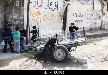 La ville de Gaza, la bande de Gaza, en Palestine. Feb 25, 2019. Les enfants palestiniens sont vus jouer près de leur maison dans un camp de réfugiés à Gaza. Credit : Mahmoud Issa/SOPA Images/ZUMA/Alamy Fil Live News Banque D'Images