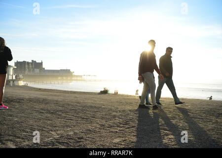 Pays de Galles Aberystwyth UK. Mondsy 25 Feb 2019 UK weather : personnes appréciant la chaleur record à Aberystwyth, Ceredigion, où la température a atteint un record de 20,3 degrés Celsius à Trawsgoed à quelques milles à l'intérieur de la ville Photo © Keith Morris / Alamy Live News Banque D'Images