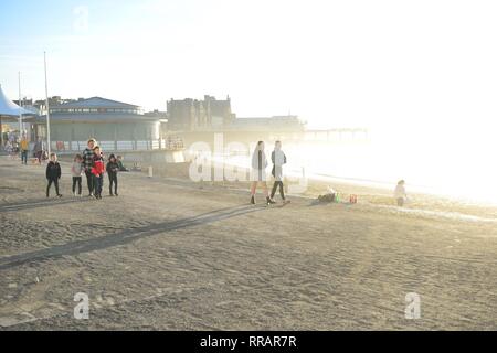 Pays de Galles Aberystwyth UK. Mondsy 25 Feb 2019 UK weather : personnes appréciant la chaleur record à Aberystwyth, Ceredigion, où la température a atteint un record de 20,3 degrés Celsius à Trawsgoed à quelques milles à l'intérieur de la ville Photo © Keith Morris / Alamy Live News Banque D'Images