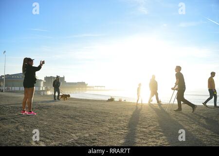 Pays de Galles Aberystwyth UK. Mondsy 25 Feb 2019 UK weather : personnes appréciant la chaleur record à Aberystwyth, Ceredigion, où la température a atteint un record de 20,3 degrés Celsius à Trawsgoed à quelques milles à l'intérieur de la ville Photo © Keith Morris / Alamy Live News Banque D'Images