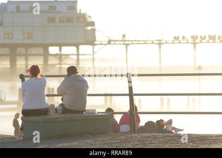 Pays de Galles Aberystwyth UK. Mondsy 25 Feb 2019 UK weather : personnes appréciant la chaleur record à Aberystwyth, Ceredigion, où la température a atteint un record de 20,3 degrés Celsius à Trawsgoed à quelques milles à l'intérieur de la ville Photo © Keith Morris / Alamy Live News Banque D'Images