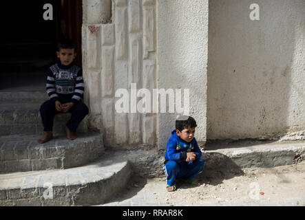 La ville de Gaza, la bande de Gaza, en Palestine. Feb 25, 2019. Les enfants palestiniens sont vu près de leur maison dans un camp de réfugiés à Gaza. Credit : Mahmoud Issa/SOPA Images/ZUMA/Alamy Fil Live News Banque D'Images