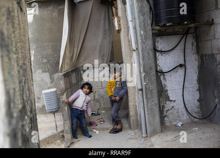 La ville de Gaza, la bande de Gaza, en Palestine. Feb 25, 2019. Les enfants palestiniens sont vus jouer près de leur maison dans un camp de réfugiés à Gaza. Credit : Mahmoud Issa/SOPA Images/ZUMA/Alamy Fil Live News Banque D'Images