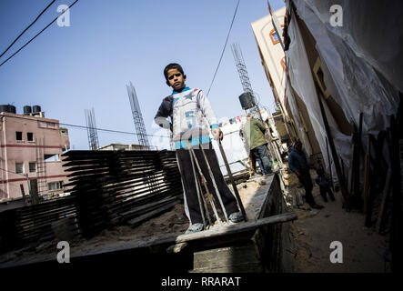 La ville de Gaza, la bande de Gaza, en Palestine. Feb 25, 2019. Un garçon palestinien vu debout à côté de leur accueil dans un camp de réfugiés à Gaza. Credit : Mahmoud Issa/SOPA Images/ZUMA/Alamy Fil Live News Banque D'Images