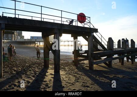 Pays de Galles Aberystwyth UK. Mondsy 25 Feb 2019 UK weather : personnes appréciant la chaleur record à Aberystwyth, Ceredigion, où la température a atteint un record de 20,3 degrés Celsius à Trawsgoed à quelques milles à l'intérieur de la ville Photo © Keith Morris / Alamy Live News Banque D'Images