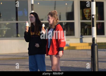 Pays de Galles Aberystwyth UK. Mondsy 25 Feb 2019 UK weather : personnes appréciant la chaleur record à Aberystwyth, Ceredigion, où la température a atteint un record de 20,3 degrés Celsius à Trawsgoed à quelques milles à l'intérieur de la ville Photo © Keith Morris / Alamy Live News Banque D'Images