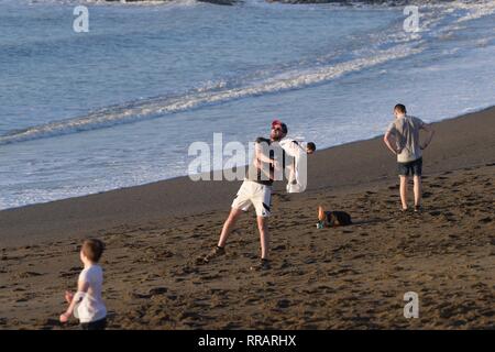 Pays de Galles Aberystwyth UK. Mondsy 25 Feb 2019 UK weather : personnes appréciant la chaleur record à Aberystwyth, Ceredigion, où la température a atteint un record de 20,3 degrés Celsius à Trawsgoed à quelques milles à l'intérieur de la ville Photo © Keith Morris / Alamy Live News Banque D'Images