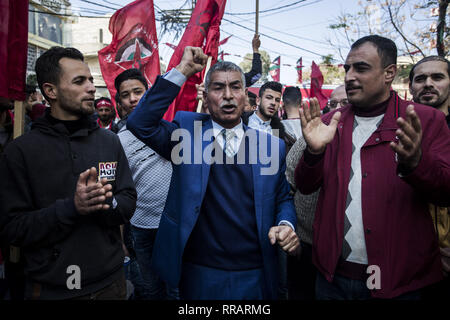 La ville de Gaza, la bande de Gaza, en Palestine. Feb 23, 2019. Les participants sont considérés des mains mains au cours de l'anniversaire.les militants palestiniens des brigades de la Résistance nationale, la branche armée du (FDLP) participer au rassemblement de célébration pour marquer le Front démocratique pour la libération de la Palestine (FDLP) à l'occasion du 50e anniversaire de la ville de Gaza. Credit : Mahmoud Issa/SOPA Images/ZUMA/Alamy Fil Live News Banque D'Images