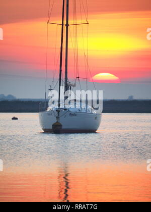 Queenborough, Kent, UK. 25 Février, 2019. Météo France : ce soir en couleurs, de coucher du soleil à Queenborough Kent, après une journée ensoleillée et chaude comme le Met Office annonce le jour de février le plus chaud jamais enregistré. Credit : James Bell/Alamy Live News Banque D'Images