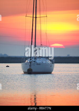 Queenborough, Kent, UK. 25 Février, 2019. Météo France : ce soir en couleurs, de coucher du soleil à Queenborough Kent, après une journée ensoleillée et chaude comme le Met Office annonce le jour de février le plus chaud jamais enregistré. Credit : James Bell/Alamy Live News Banque D'Images