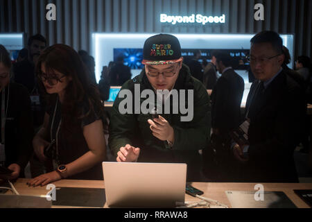 Barcelone, Espagne. Feb 25, 2019. 25 février 2019 - Barcelone, Catalogne, Espagne - Un accompagnateur vérifie un ordinateur portable pendant le jour de l'ouverture de la GSMA Mobile World Congress 2019 à Barcelone, l'événement mondial le plus important sur la communication à partir d'appareils mobiles apportant togeteher les principales entreprises et les derniers développements dans le secteur. Crédit : Jordi Boixareu/Alamy Live News Banque D'Images