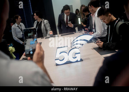 Barcelone, Espagne. Feb 25, 2019. 25 février 2019 - Barcelone, Catalogne, Espagne - Bord regarder les téléphones mobiles offrant la technologie 5G au cours de la journée d'ouverture de la GSMA Mobile World Congress 2019 à Barcelone, l'événement mondial le plus important sur la communication à partir d'appareils mobiles apportant togeteher les principales entreprises et les derniers développements dans le secteur. Crédit : Jordi Boixareu/Alamy Live News Banque D'Images