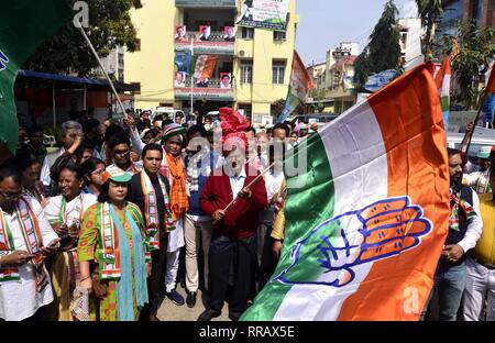 Guwahati, Assam, Inde. Feb 25, 2019. Le Secrétaire Général du Congrès Harish Rawat flagged off Prachar Yatra pour la publicité du Congrès Président Rahul Gandhi, rassemblement à Guwahati le lundi, 25 février 2019. Credit : Hafiz Ahmed/Alamy Live News Banque D'Images