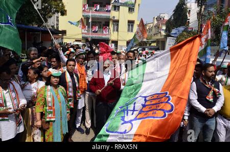 Guwahati, Assam, Inde. Feb 25, 2019. Le Secrétaire Général du Congrès Harish Rawat flagged off Prachar Yatra pour la publicité du Congrès Président Rahul Gandhi, rassemblement à Guwahati le lundi, 25 février 2019. Credit : Hafiz Ahmed/Alamy Live News Banque D'Images