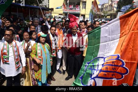 Guwahati, Assam, Inde. Feb 25, 2019. Le Secrétaire Général du Congrès Harish Rawat flagged off Prachar Yatra pour la publicité du Congrès Président Rahul Gandhi, rassemblement à Guwahati le lundi, 25 février 2019. Credit : Hafiz Ahmed/Alamy Live News Banque D'Images