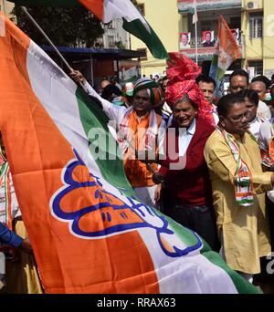 Guwahati, Assam, Inde. Feb 25, 2019. Le Secrétaire Général du Congrès Harish Rawat flagged off Prachar Yatra pour la publicité du Congrès Président Rahul Gandhi, rassemblement à Guwahati le lundi, 25 février 2019. Credit : Hafiz Ahmed/Alamy Live News Banque D'Images
