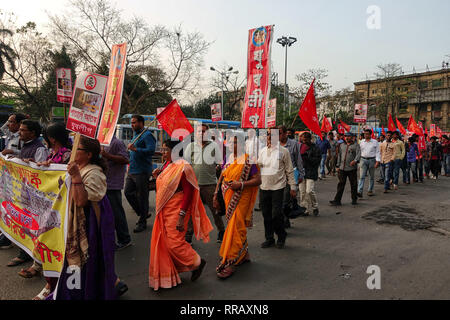 Kolkata, Bengale occidental, Inde. Feb 25, 2019. Vu les militants défileront avec des bannières, des pancartes et des drapeaux pendant la manifestation.de, en militant (Ligue des jeunes de l'ensemble de l'Inde) ont participé à un rallye avec une demande d'assurer une bonne sécurité à la station de métro, jusqu'gradation des anciens entraîneurs et créer des toilettes publiques dans le métro de Delhi, Inde. Credit : Avished Das/SOPA Images/ZUMA/Alamy Fil Live News Banque D'Images