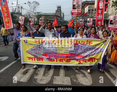 Kolkata, Bengale occidental, Inde. Feb 25, 2019. Vu les militants défileront avec des bannières, des pancartes et des drapeaux pendant la manifestation.de, en militant (Ligue des jeunes de l'ensemble de l'Inde) ont participé à un rallye avec une demande d'assurer une bonne sécurité à la station de métro, jusqu'gradation des anciens entraîneurs et créer des toilettes publiques dans le métro de Delhi, Inde. Credit : Avished Das/SOPA Images/ZUMA/Alamy Fil Live News Banque D'Images